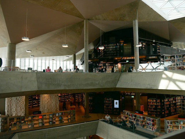 Et so etasjes bibliotek